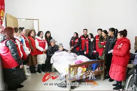 一屋二老遭瘫痪 爱心人士伸援手图片