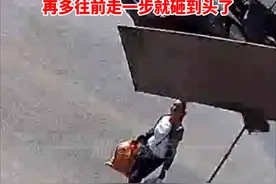 过路女子突遭天降木板砸中，命中脑袋仅一步之遥，相关责任人已找到图片