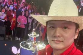 世乒赛单打颁奖，樊振东被奖杯盖打到头，礼仪小姐的帽子摘了下来图片