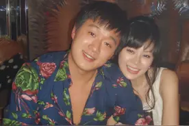 佟大为庆祝领证15年，与关悦穿当年服装合影，甜蜜浪漫超有仪式感图片