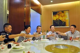 聚餐喝酒时，有3个“不成文”的规矩，建议弄懂，免得被人笑话图片