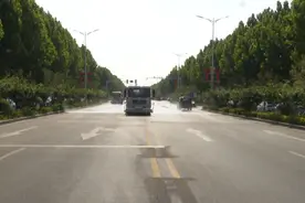 台前县：高温下的劳动者— 洒水车司机 用汗水为城市降温图片