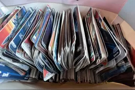 一张卡炒到2000元，有小学生集卡花掉上万！校园“社交神器”奥特曼卡，让家长头痛不已图片
