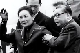 2003年，106岁的宋美龄在宋子文墓前落泪：宋家人为何会葬在这里图片