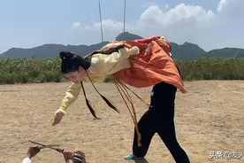 雪中悍刀行：女角色吊威亚照片，呵呵姑娘被夸奖，青鸟很敬业图片