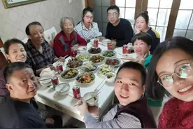 去朋友家吃饭喝酒，这4句“客套话”别当真，别装作听不懂惹人烦图片