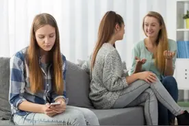 经常用这4种方式对待你的人，就是“见不得你好”，请远离图片