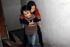 2005年“背母上学”的男孩，29岁时变形为刘婷，成为国际选美女郎图片