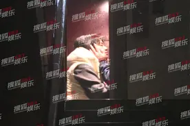 独家：马思纯被张哲轩托脸亲吻！满眼幸福一起回家图片