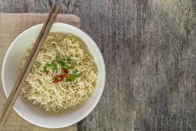 方便面是垃圾食品，吃一包需要排毒7天？别再“误会”方便面了图片