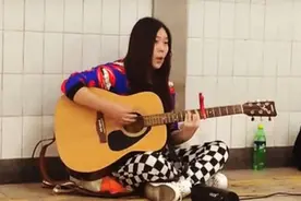 被奶奶带大，靠弹唱起家，没颜值和才华，她是靠啥成了女企业家？图片