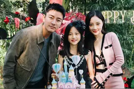 离婚后首次破冰！“做头发”事件近6年，李小璐晒和贾乃亮合照为甜馨庆生：时光荏苒，不变的是对甜馨的爱图片