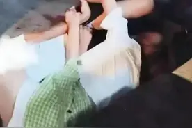 罕见，女子猥亵陌生男子，当街脱裤子，回应：女子已被处理图片