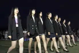 河南职业大学女生晚上集体“走秀”，衣着清凉，同学边“骂”边看图片