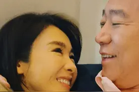 黎姿晒照庆祝结婚13周年，被马廷强拥抱入怀，四目相对满含爱意图片