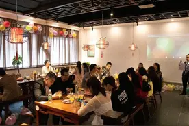 48岁大妈相亲要56岁大爷交工资，每月给女儿1000，大爷竟口吐白沫图片