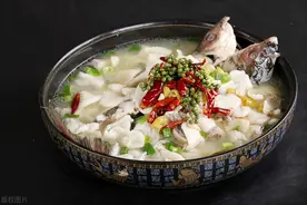 清汤水煮鱼的家常做法，你肯定不知道。图片