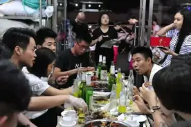 “同学聚会后，我把他们拉黑了”：AA制时代，凭什么要我请你们图片