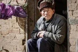 俗语“老人是条龙，向谁谁家穷”，说得有没有道理？图片
