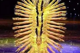 还记得当年经典舞蹈《千手观音》吗？他的编导是谁？图片