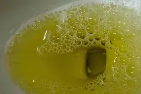 尿里泡沫多，就是有肾病了？医生提醒：分为6种情况，不都是病！图片