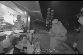 凌晨4点，3岁男孩穿着秋裤走在塘栖的马路上…图片