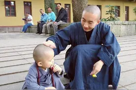 杭州寺庙，女子摸老和尚佛珠，老和尚直接松手离开，女生真的手欠图片