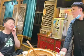 11岁上海小学生西安游玩，与饭馆服务员对诗刷屏全网，孩子妈妈：这大概是孩子玩得最尽兴的一次图片