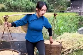 贵州黔东南，漂亮苗家女子阿格莫肩挑家庭重担：真实生活打动人心图片