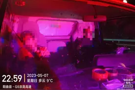 应急车道停车打盹 警惕“困魔“潜藏危险图片