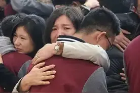 2000年，江苏女工人在车库偶遇收养16岁孤儿，15年后被回报1530万图片