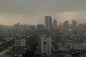 轰隆隆的雷雨声了！漳州1秒天黑！雷雨大风+雷电！图片