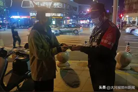 女子去商场找车钥匙 险些又把手机丢了图片