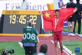中国选手首次夺金！王嘉男男子跳远逆袭夺冠图片