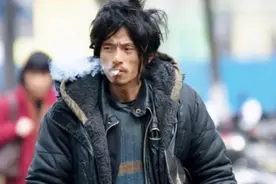 因一张照片意外走红的犀利哥，多年后为何再次流浪街头？图片