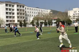 春播秋收、鸭子赛跑、袋鼠跳接力……泰安迎胜小学春季运动会趣味十足图片