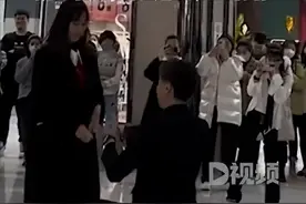 相恋5年3年异地！情人节前一天，男生在商场跳舞向女友求婚：策划了很久，别人有的她也要有图片