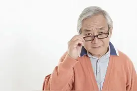 63岁老人拒绝女邻居主动投怀送抱：我是老，但是没有老糊涂图片