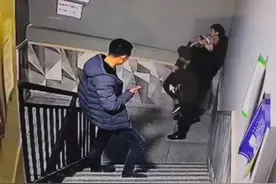 成都一男子在网吧持菜刀偷手机，后被众人制服，当事人：已报警，感谢陌生人图片