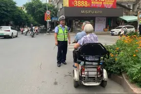 老年人接娃代步的“迷你”三轮车属于机动车吗？如何上路？明确了图片