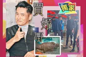 66岁周润发现身海鲜档，大方给店员红包，皱纹明显仍难掩男神气质图片