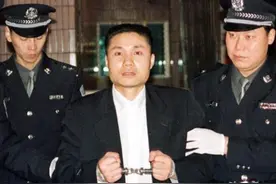 2001年张君被执死刑，含泪与妻子通话后赴刑场，枪毙前表情镇静图片