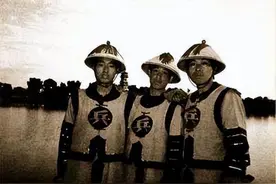 清军胸前的“兵、丁、卒、勇”是何意思？仅一字之差，却天壤之别图片