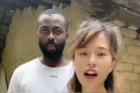 广东女子爱上黑人小伙，在网上秀恩爱：比我小10岁，力气比前任大图片