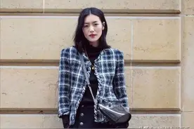 “短外套+高腰裤+平底鞋”=2022的高阶穿搭，小个子穿尤其适合图片