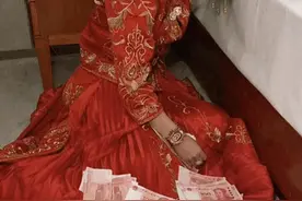 新郎不满女方结婚当天彩礼加价，愤然离去，新娘坐在床边哭泣？图片