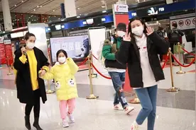 包文婧一家三口走机场，夫妻腻歪搂着撒娇，穿79元国货却拎18万包图片