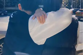 郭柯宇晒儿子背影照，和儿子十指紧扣，和章贺离婚后租房养儿子图片