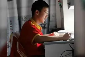 山东男生在家朗读课本，一开口惊艳到妈妈，字正腔圆如播新闻联播图片