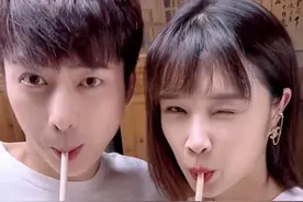 《唐朝诡事录》后轻红和书生罕见同框，两人表情一致，夫妻相十足图片